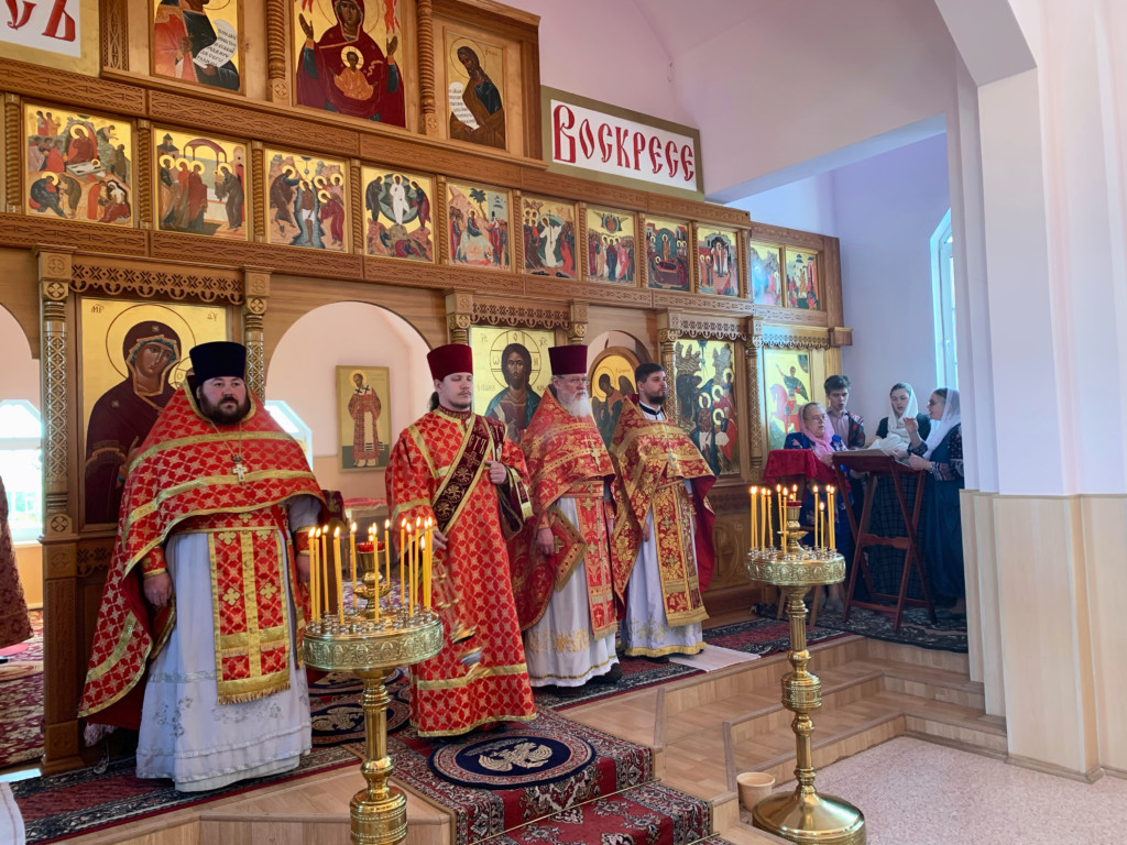 Божественная Литургия в храме в честь Богоявления Господня